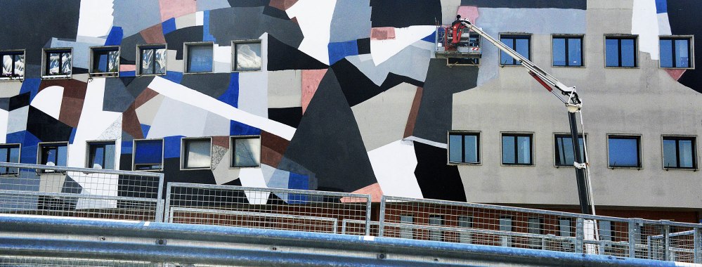 Murale  su un edificio della direzione Atac che si affaccia sul ponte Settimia Spizzichino al quartiere Ostiense. L'opera, dello street artist berlinese Clemens Behr, è stata promossa da Roma Capitale, Atac, Ambasciata tedesca e Galleria 999.