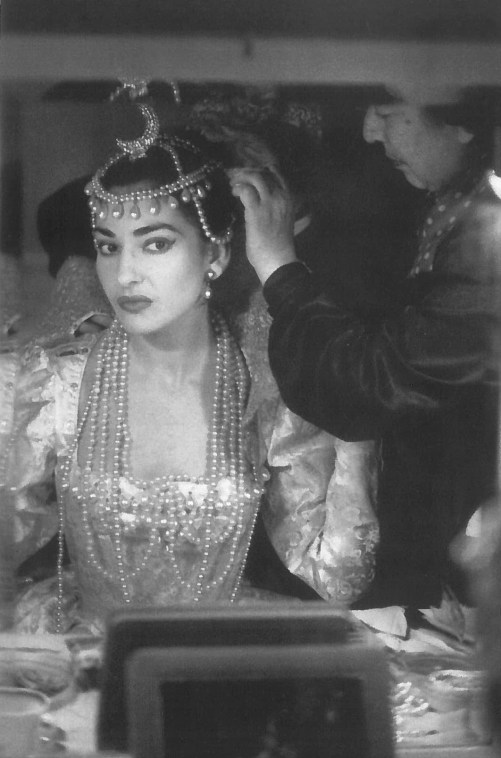 04_Maria Callas in camerino mentre si prepara ad interpretare Ifigenia di Gluck, Milano 1957. In basso si vede la Sacra famiglia di Cignaroli